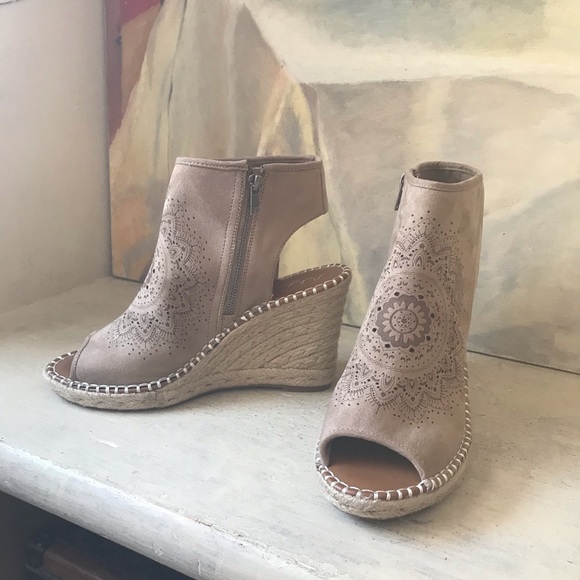 NWOT Peep Toe Ankle Wedge Booties With Open Heel - Picture 2 of 8